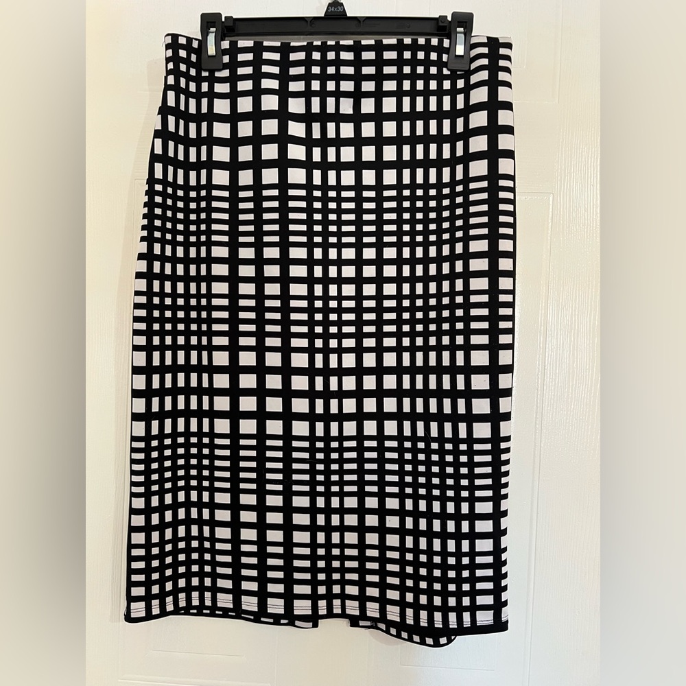 Chic Black and White Grid Skirt